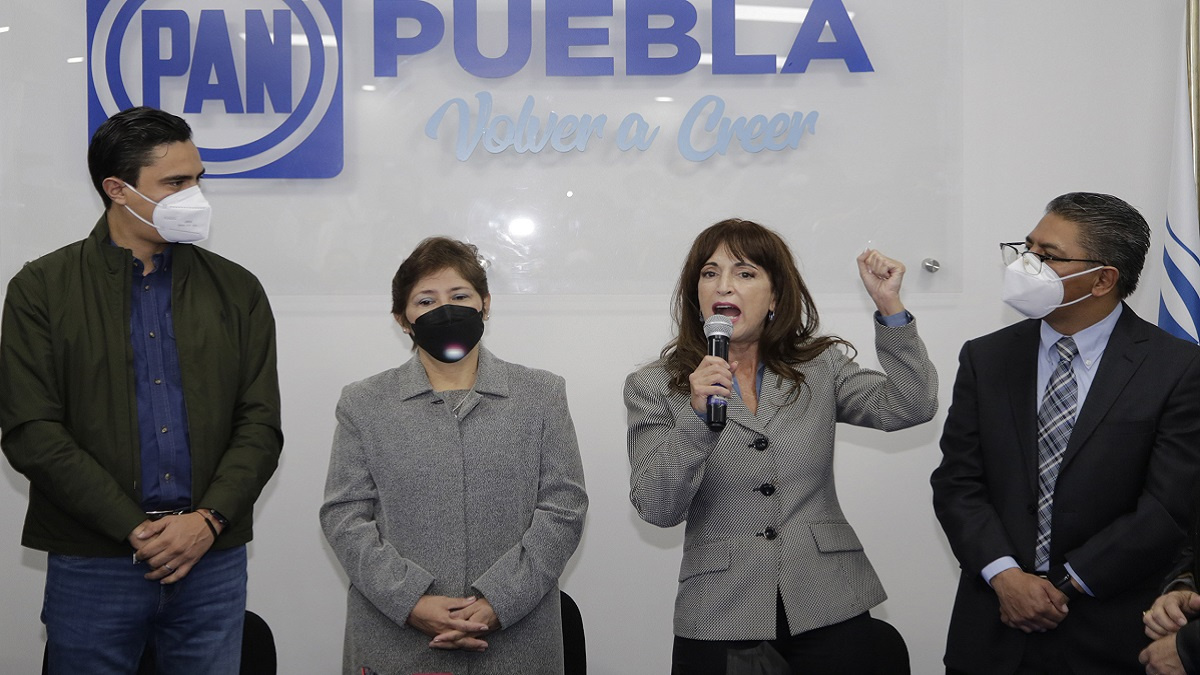 Augusta Díaz de Rivera en la toma de protesta como como dirigente del PAN en Puebla.