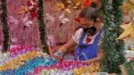 Ambulantes vendiendo adornos para árboles de navidad.