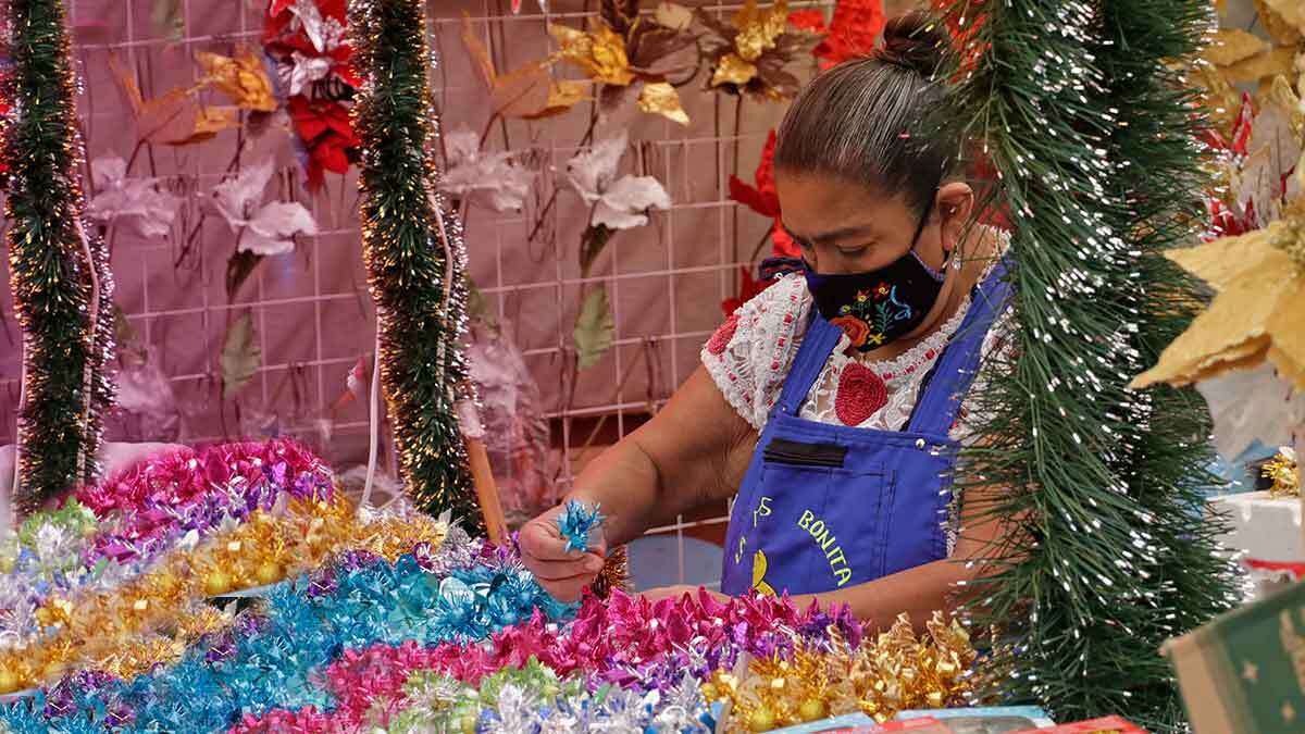 Ambulantes vendiendo adornos para árboles de navidad.
