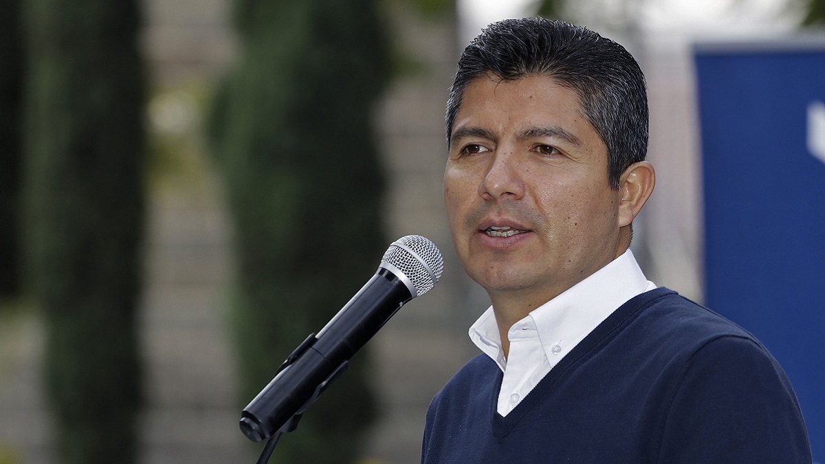 Eduardo Rivera en entrevista con medios de comunicación.