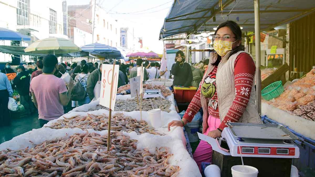 Mercado 5 de mayo arrebatado por fiestas decembrinas en Puebla