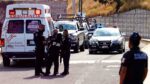 Policías acordonando la zona donde ocurrió la balacera.