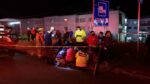 Corporaciones de emergencia brindan atención a los heridos en la volcadura.