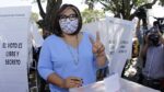 Genoveva Huerta emite su voto en la elección de dirigencia.