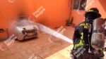 Bombero utiliza una manguera a presión para controlar la explosión que ocasioné un tanque estacionario.