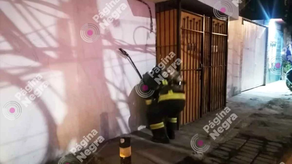 Bombero controlando una fuga de gas en calles de la colonia San Ramón.