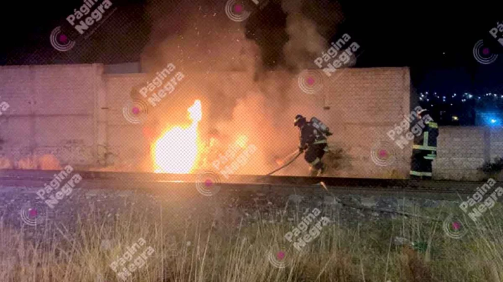 Bombero sofocando el fuego en un terreno.