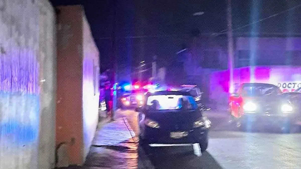 Patrullas afuera de un hospital.