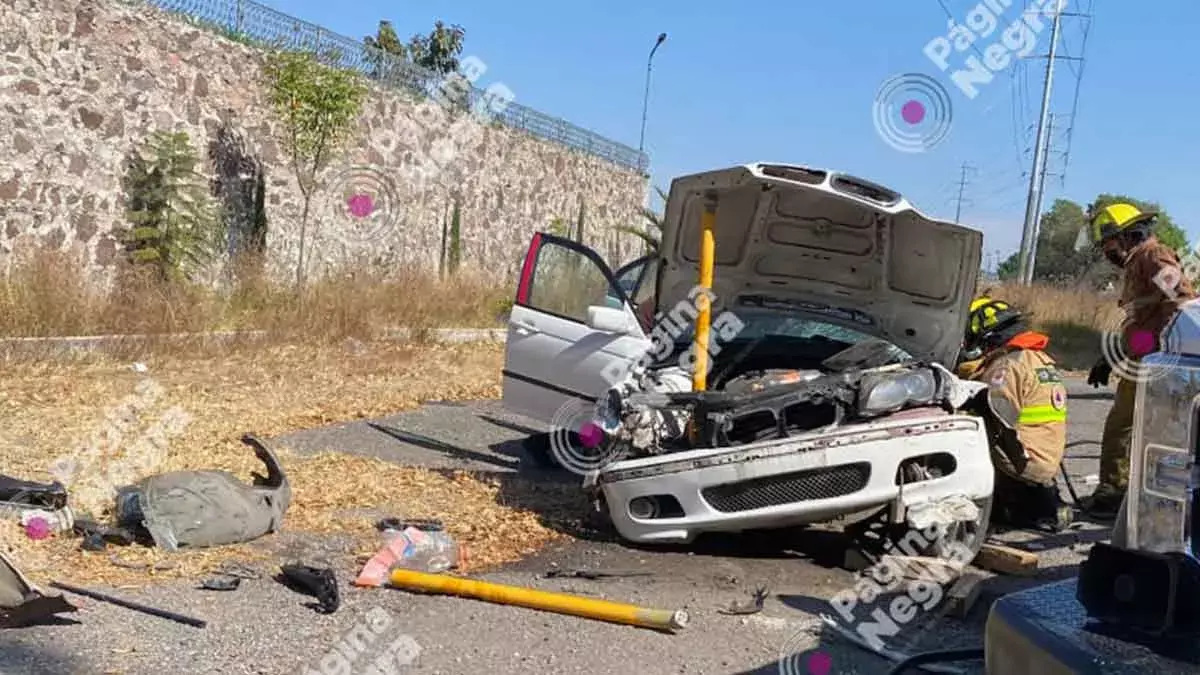 Un automóvil BMW chocó y volcó en el Periférico de Puebla.