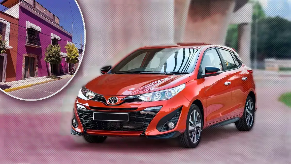 Un automóvil Toyota y la fachada del restaurante Divará.