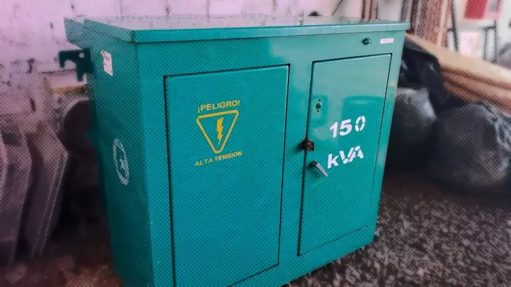 Transformador de color verde agua con logotipo de alta tensión en color amarillo.