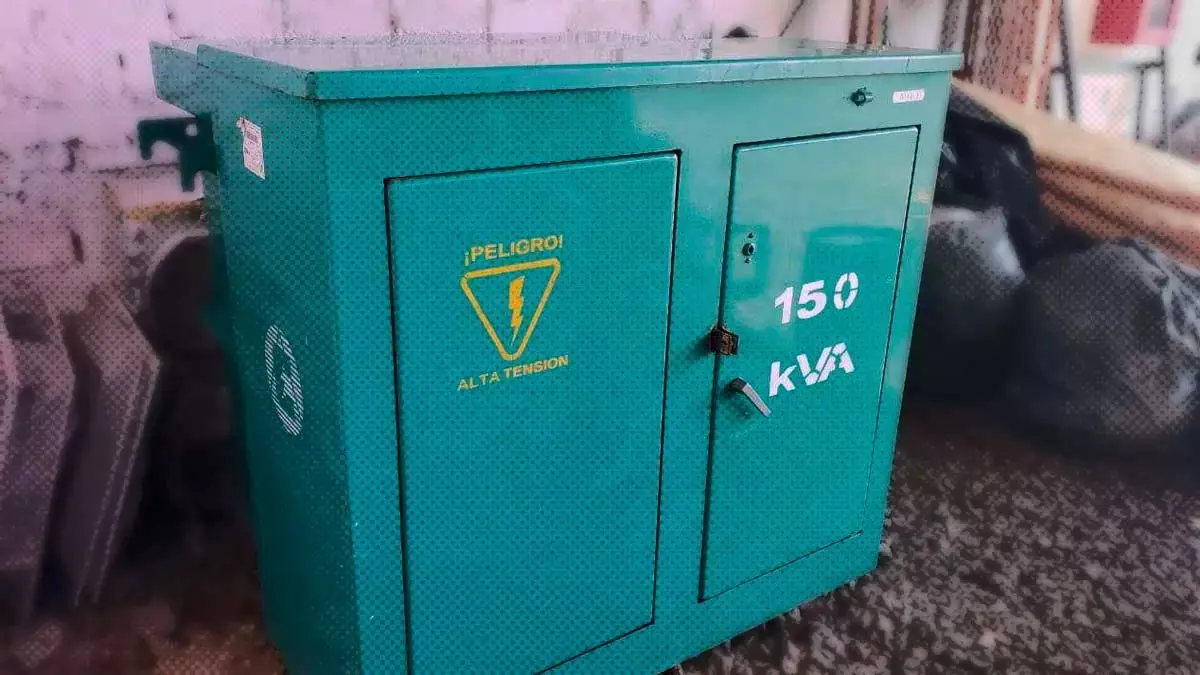 Transformador de color verde agua con logotipo de alta tensión en color amarillo.