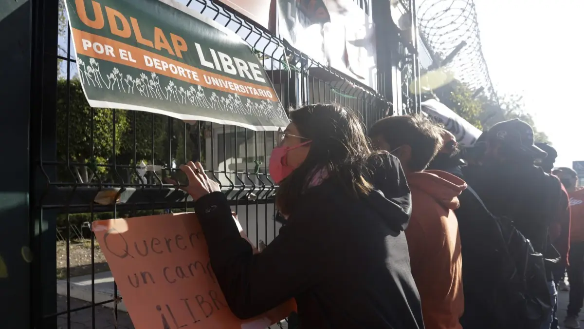 Alumnos de la UDLAP se manifiestan afuera del campus.
