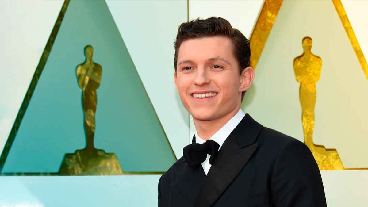 Tom Holland y un premio Oscar.