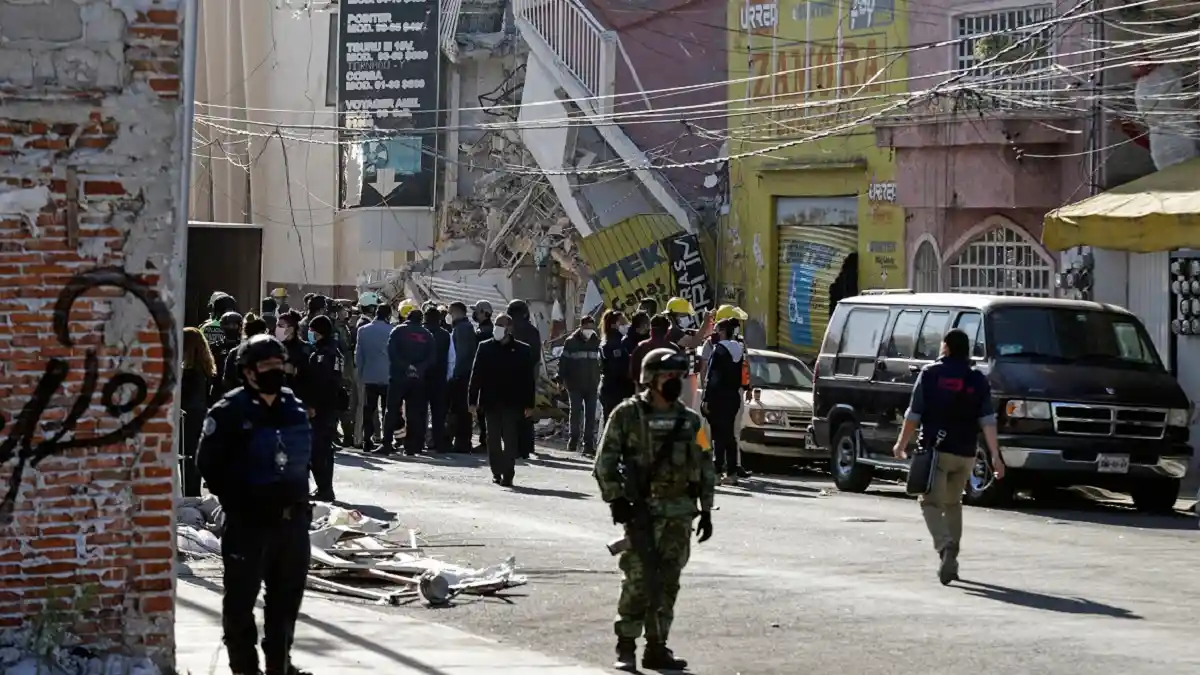 La Segob confirmó que hay un muerto y un bombero herido tras la explosión ocurrida en un edificio en Puebla.