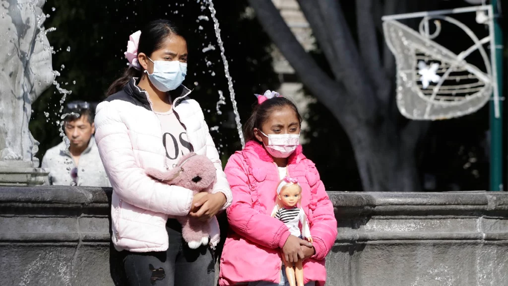 Niñas en el Zócalo de Puebla.
