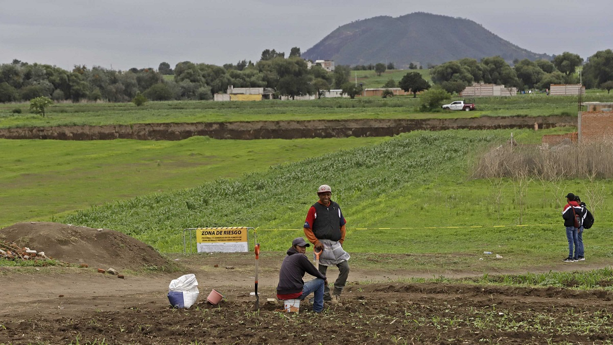 Agricultores en la zona del socavón de Zacatepec.