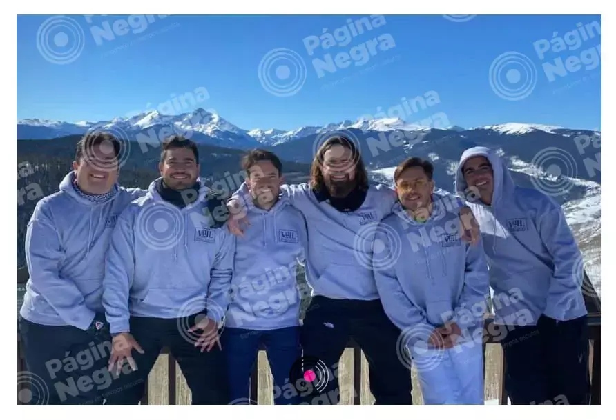 Amigos del regidor han compartido en sus redes sociales las imágenes donde aparece de vacaciones invernales en plena ola de contagios.