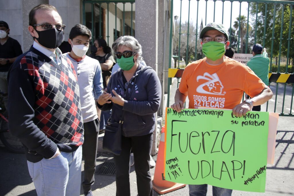 Así como varios artistas, los alumnos y padres de familia también exigen la liberación de la UDLAP