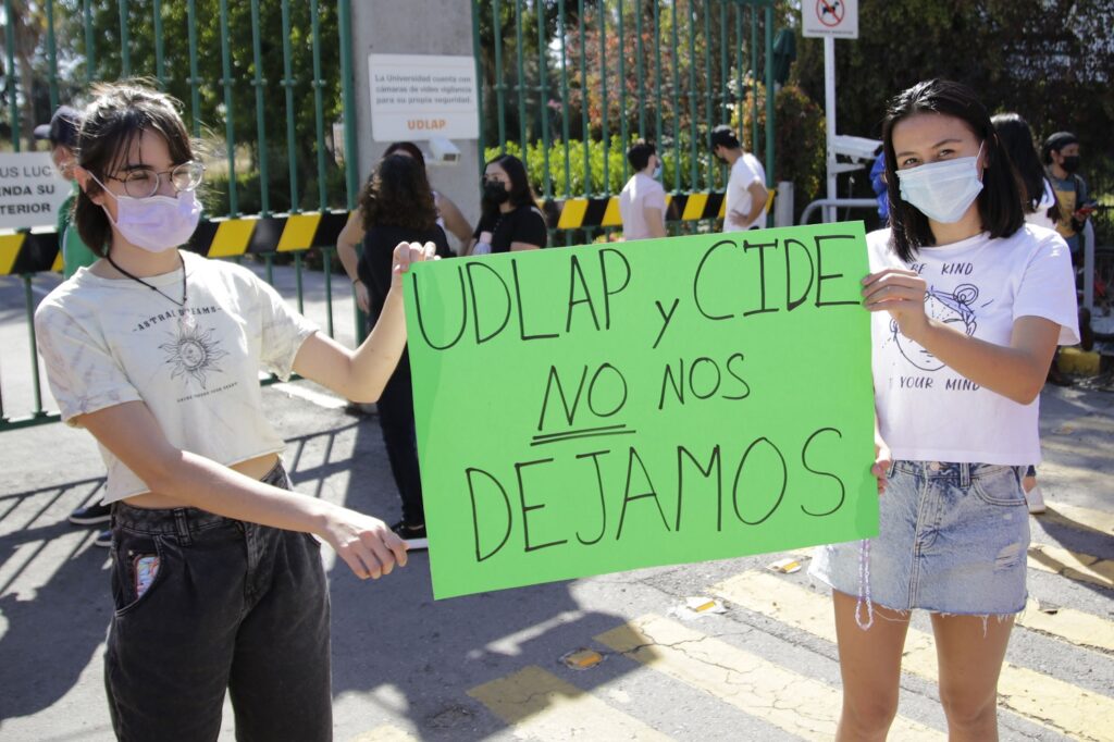Alumnos  de la UDLAP pidiendo que la reabran