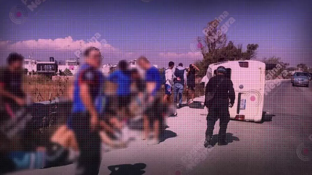 Cinco futbolistas resultaron lesionados por una volcadura en san Andrés Cholula.