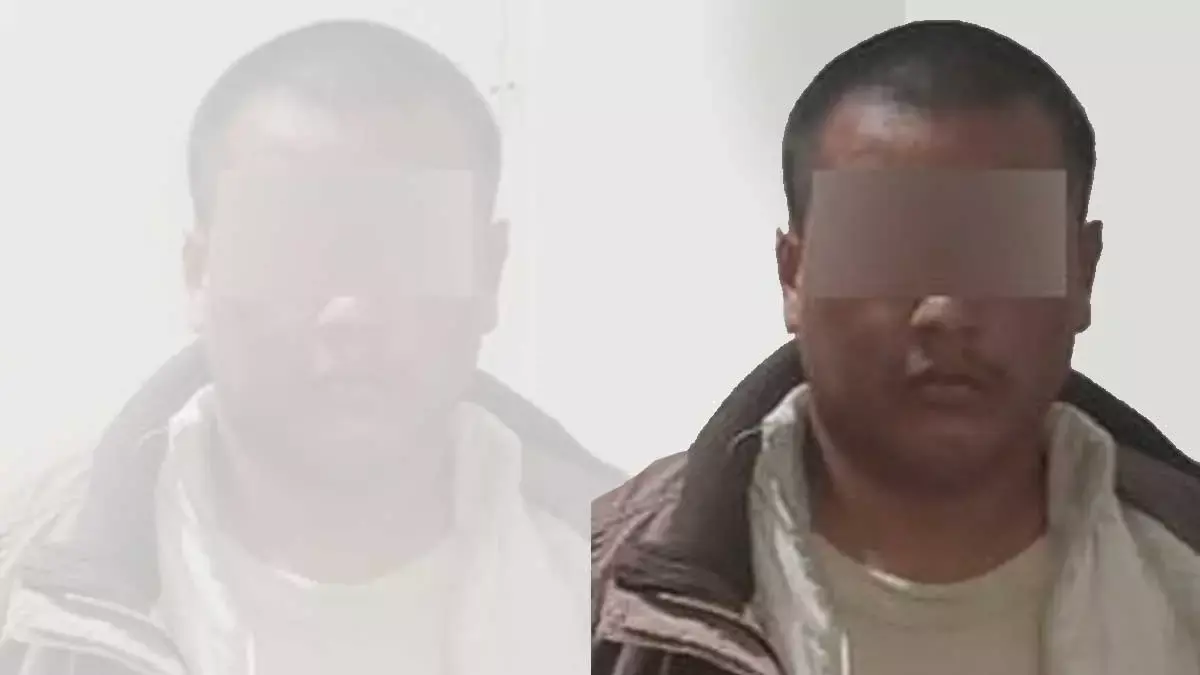 Policías detienen a un hombre por portar un arma de fuego en Puebla.