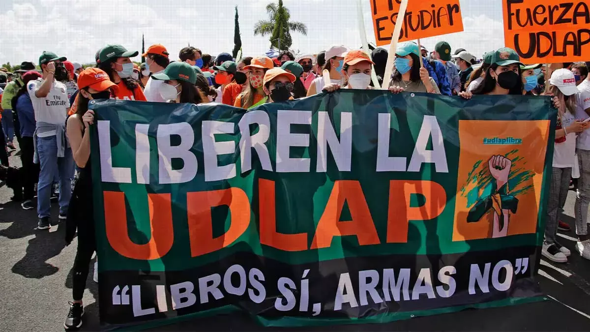Marcha de estudiantes de la UDLAP.