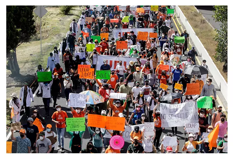 Marcha de estudiantes de la UDLAP.