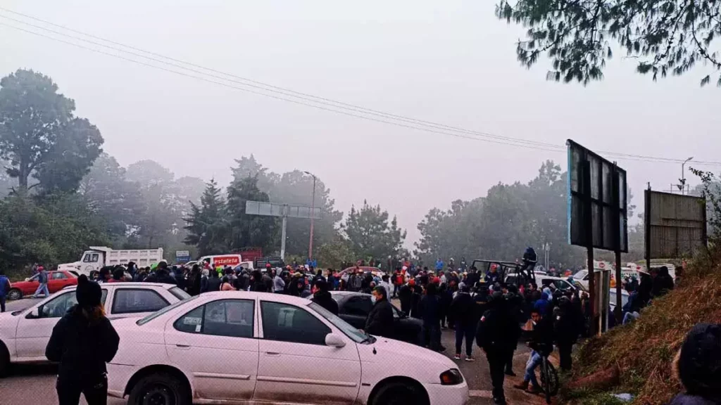 Vecinos de Huahuaxtla bloquean carretera.