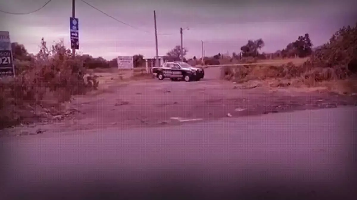 Asesinan a una persona y abandonan su cuerpo en un terreno baldío.