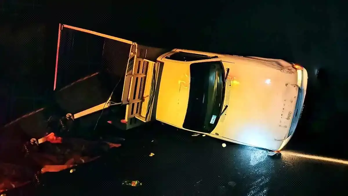 Volcadura en la autopista Puebla-Orizaba.