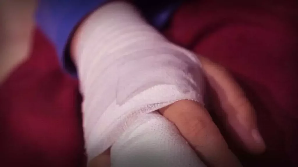 Mujer policía se dispara por accidente en la mano.