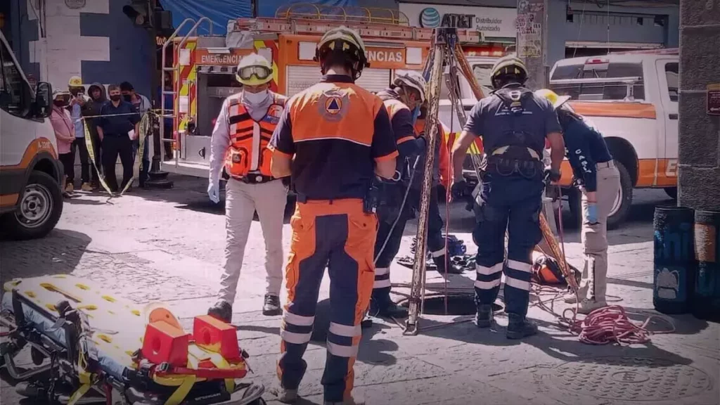 Joven cae a alcantarilla en Puebla.