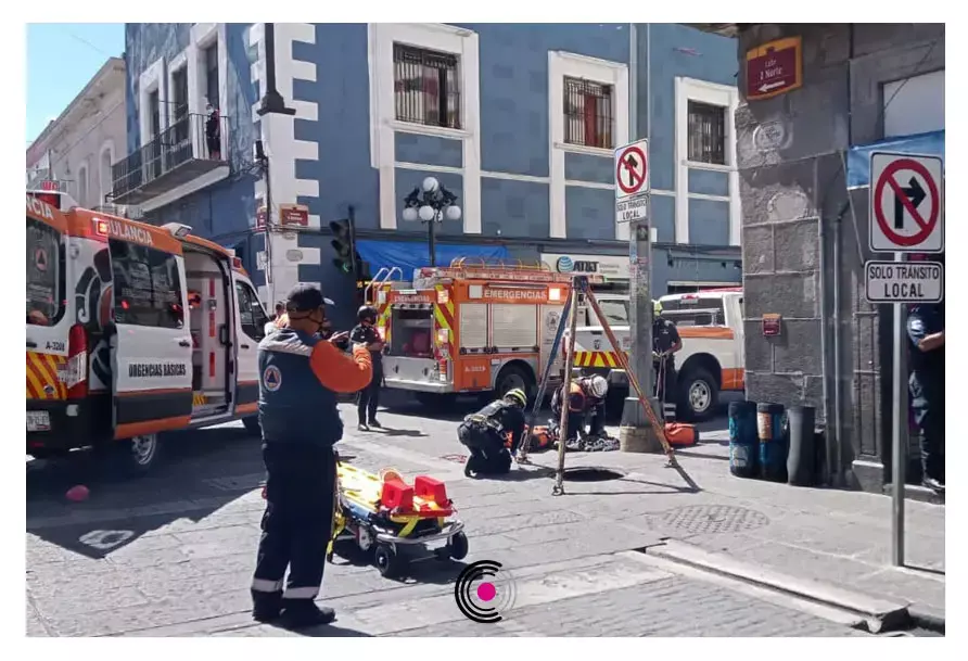 Joven cae a alcantarilla en Puebla.