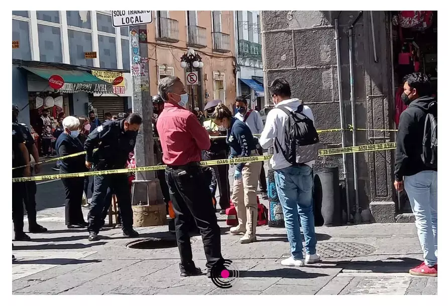 Joven cae a alcantarilla en Puebla.