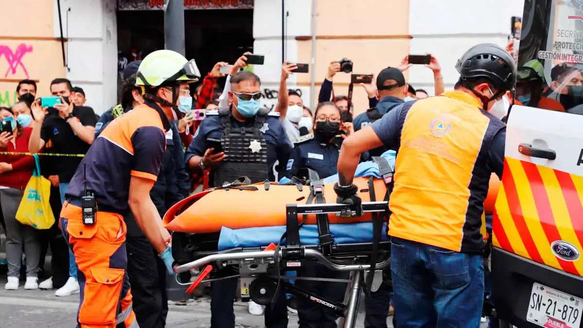 Rescatan a la joven que cayó a una alcantarilla en Puebla.