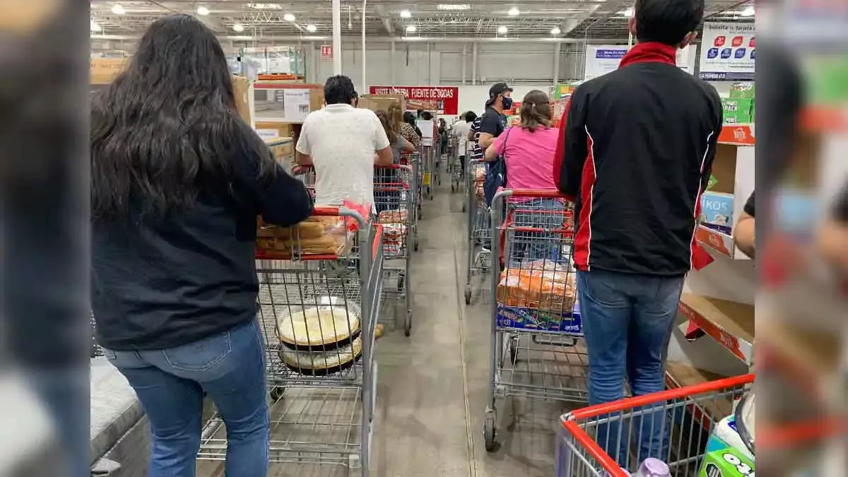 Filas de personas en Costco Angelópolis.
