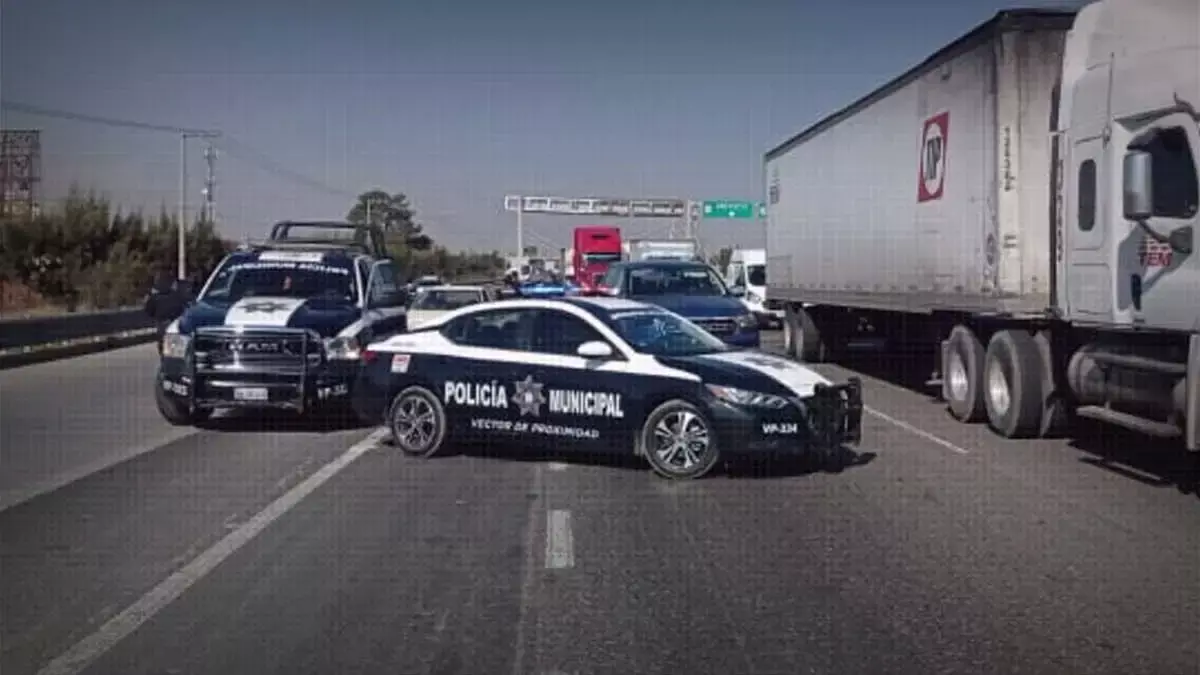 Un hombre fue detenido con un vehículo robado en Puebla.