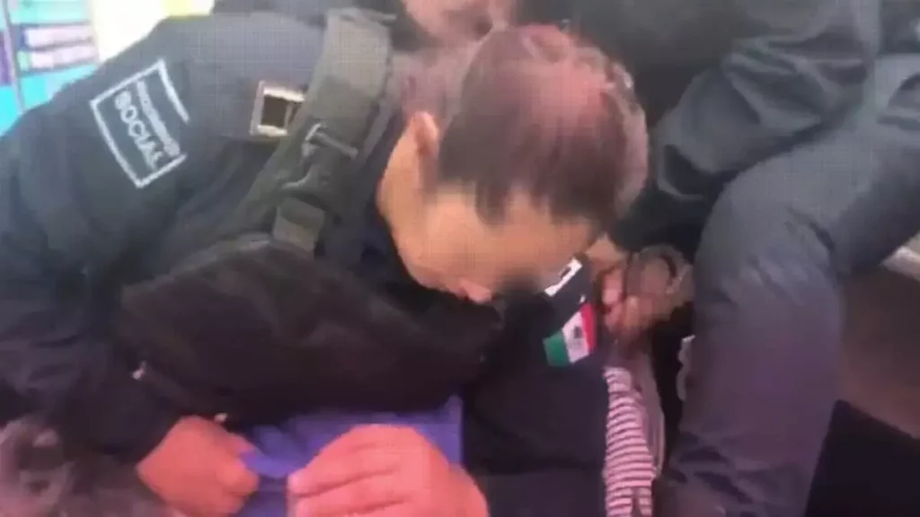 Policías someten con violencia a mujer de la tercera edad en Pachuca.