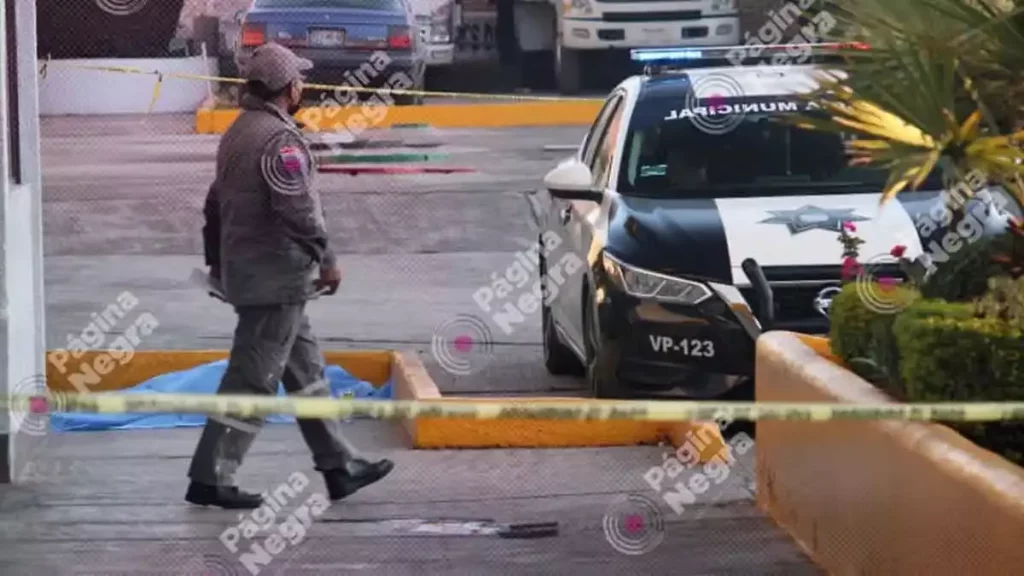 Indigente muere en gasolinera de Puebla.