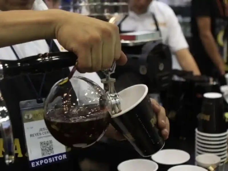 Le avientan café hirviendo para poder asaltarla en Australia.