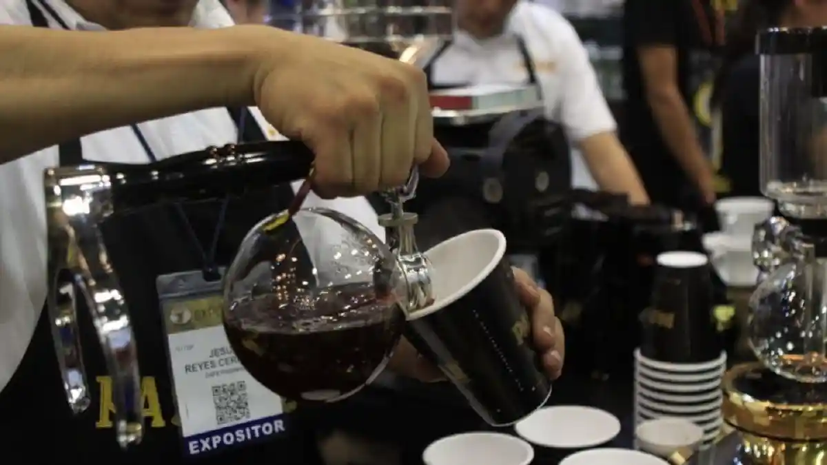 Le avientan café hirviendo para poder asaltarla en Australia.