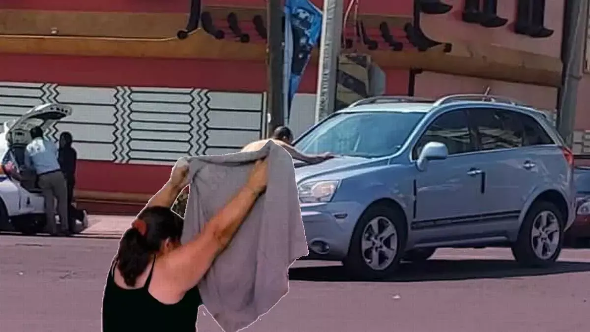 Hombre desnudo afuera del motel Shangai en Puebla