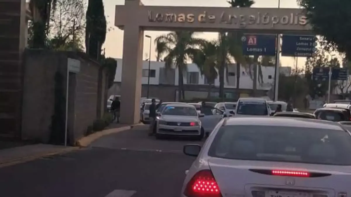 Intensa movilización policiaca por aparente detención en Lomas de Angelópolis.