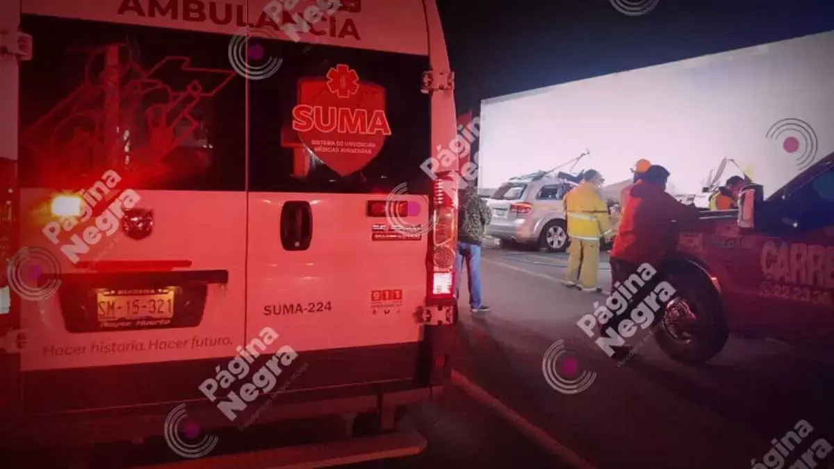 Joven muere prensado al chocar con la caja de un tráiler en Puebla.