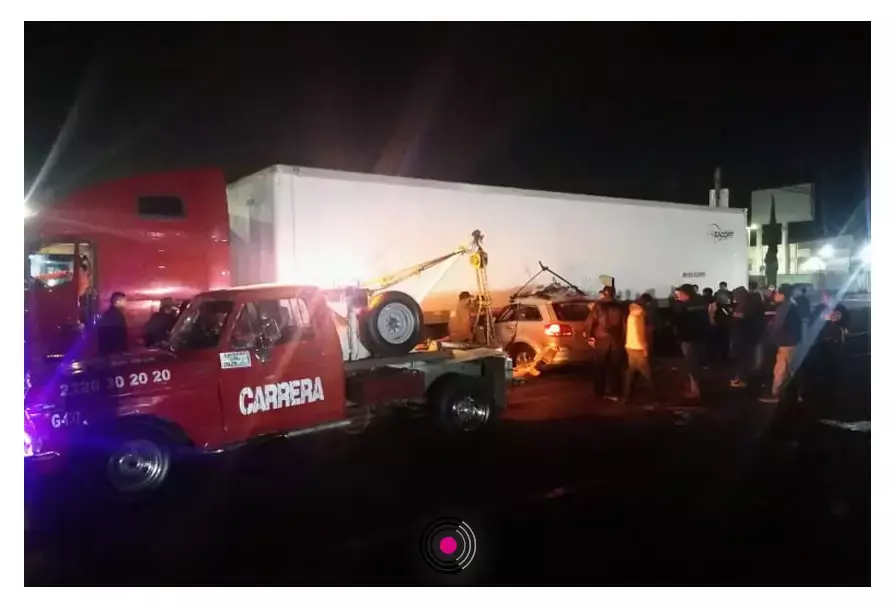 Familiares del joven acudieron a la zona del accidente para reconocer su cadáver.