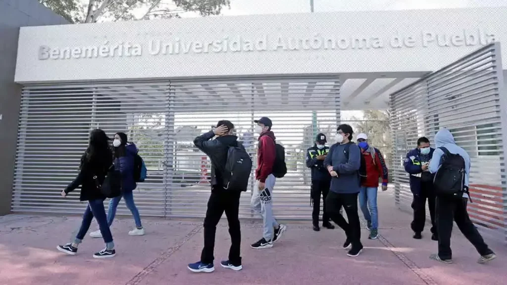 Estudiantes de la BUAP.