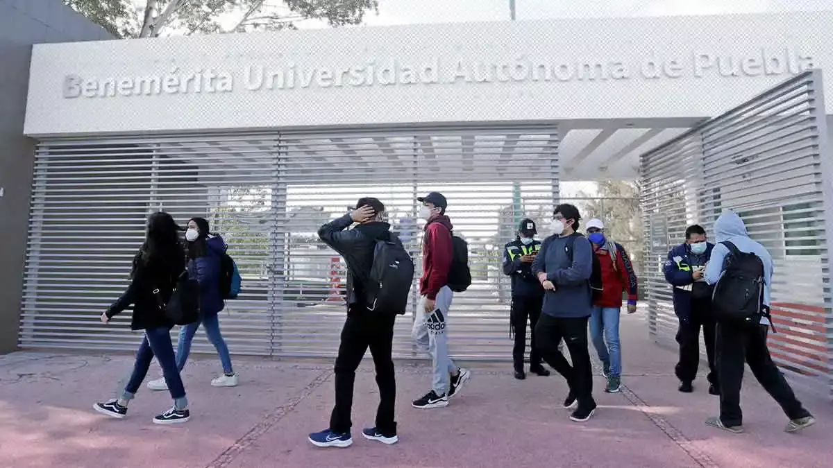 Estudiantes de la BUAP.