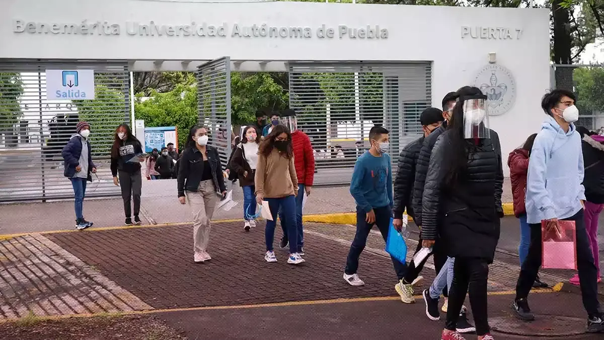Regresan a clases presenciales en la BUAP.