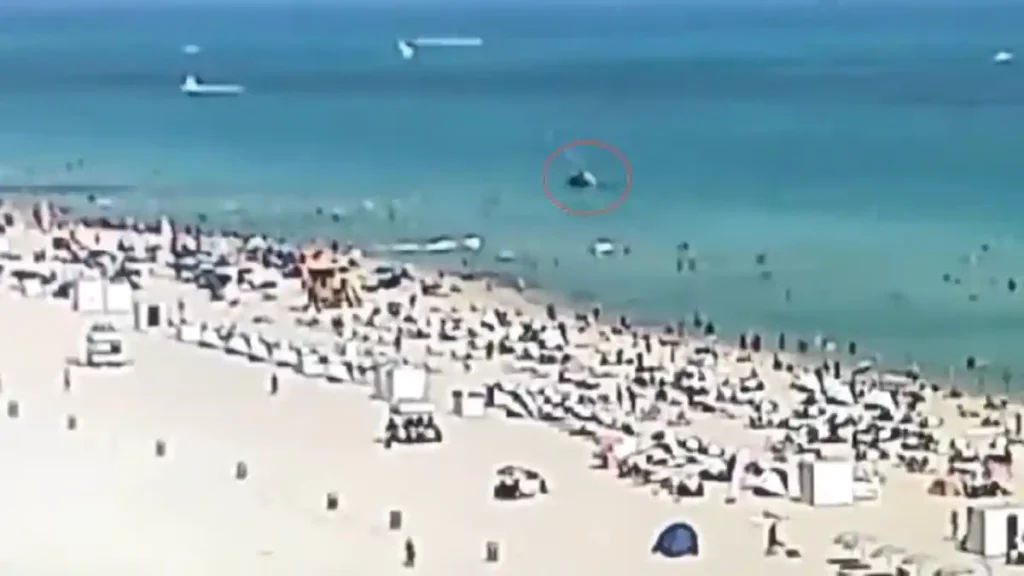 Un helicóptero se estrella en una playa de Miami.